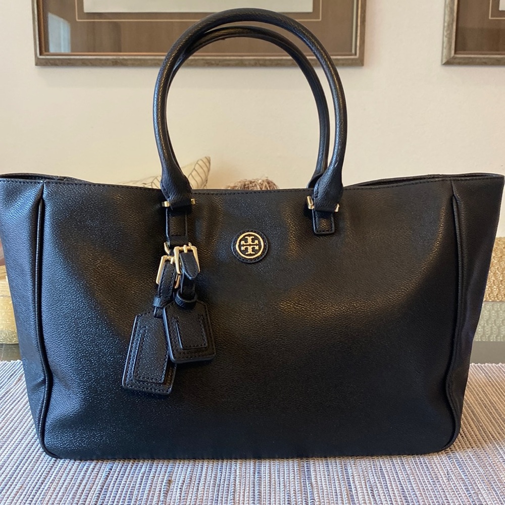 Brand new never used Tory Burch Roslyn Tote.